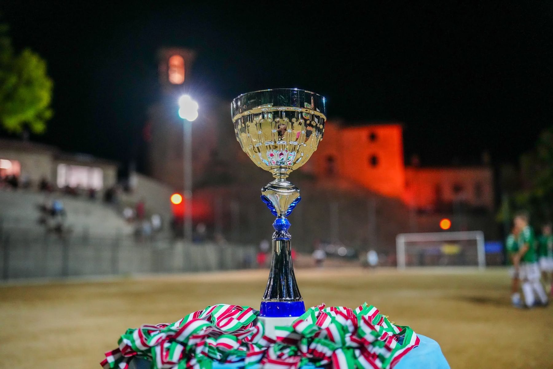 Coppa del Torneo Over 40 davanti al castello illuminato
