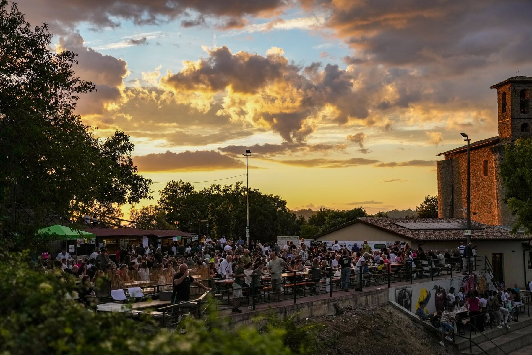 Tramonto sul borgo di Gaglietole durante la festa