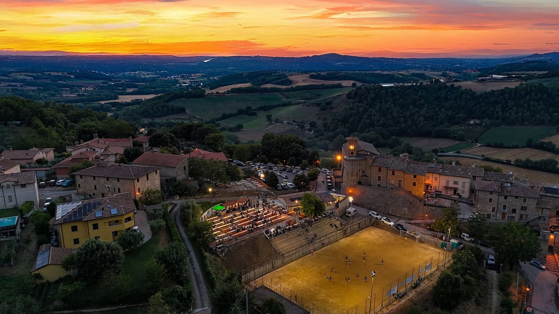Gaglietole vista dal drone al tramonto, con il campo sportivo e la festa di paese