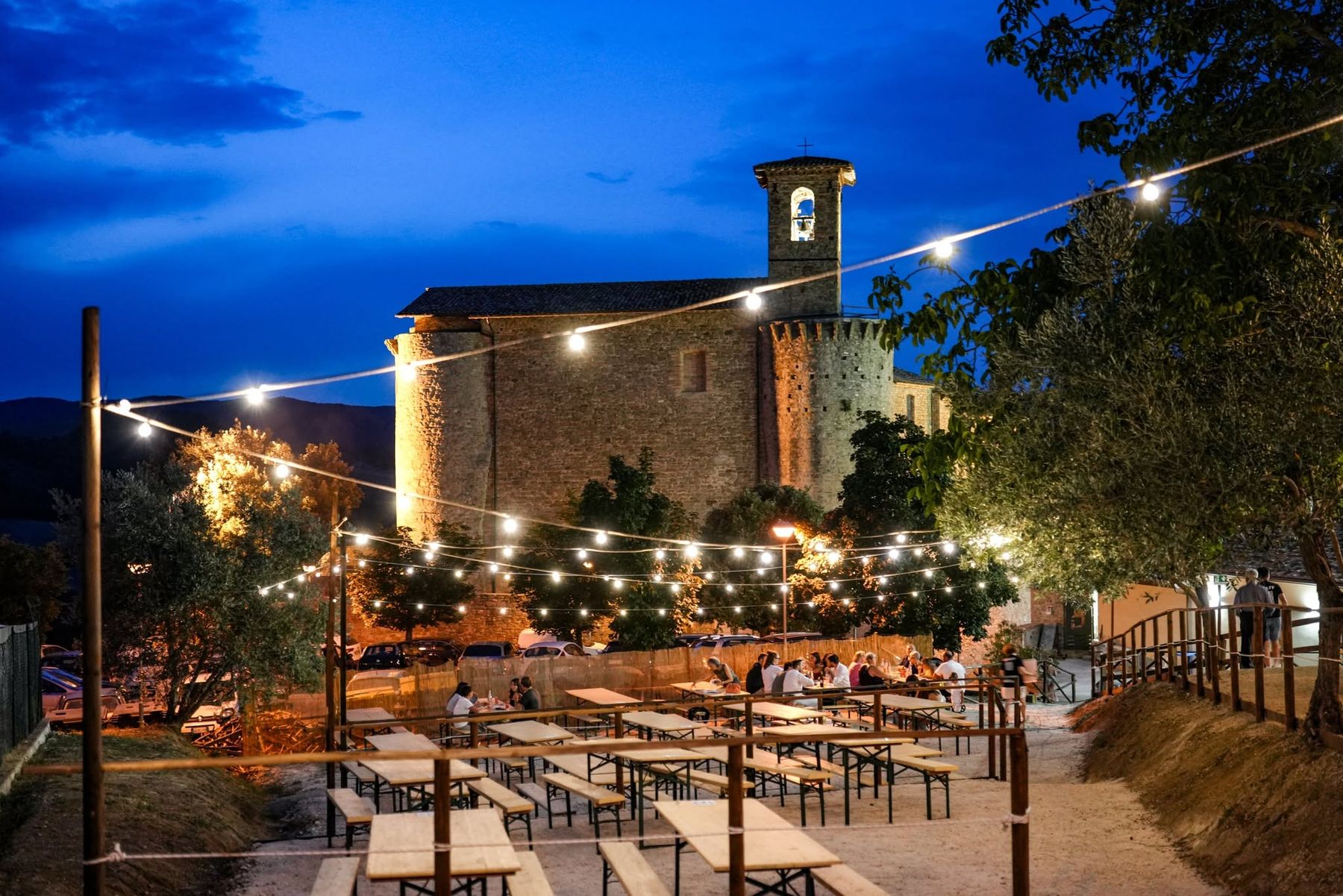 Il castello di Gaglietole al tramonto con le luci della festa