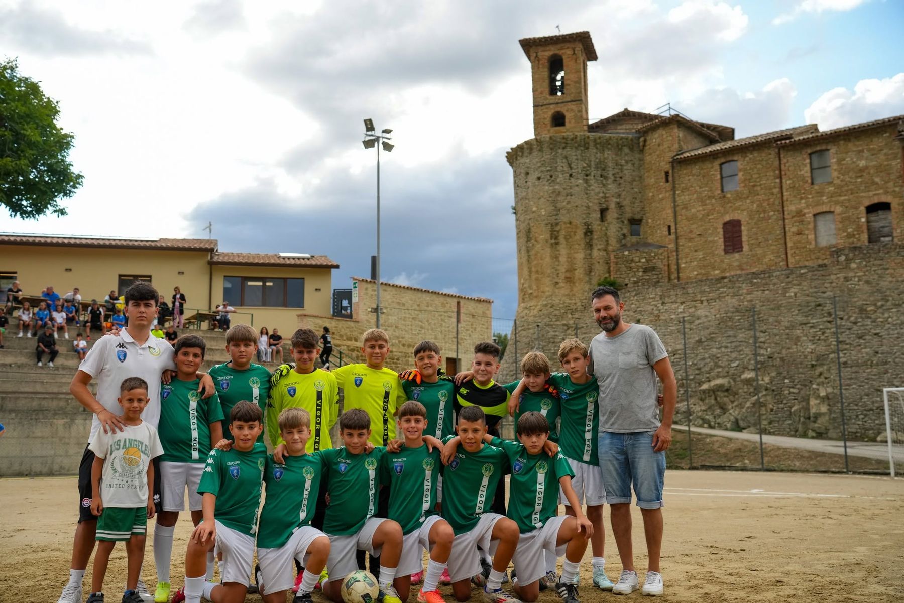Squadra giovanile davanti al castello di Gaglietole