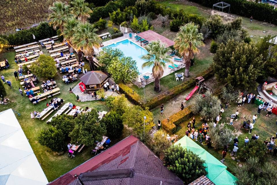 Veduta aerea dell'Agriturismo Piancardato con piscina e area ristoro