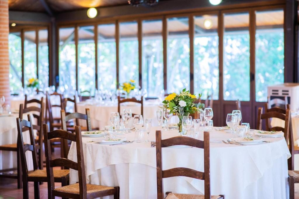 Sala da pranzo dell'Agriturismo Piancardato apparecchiata