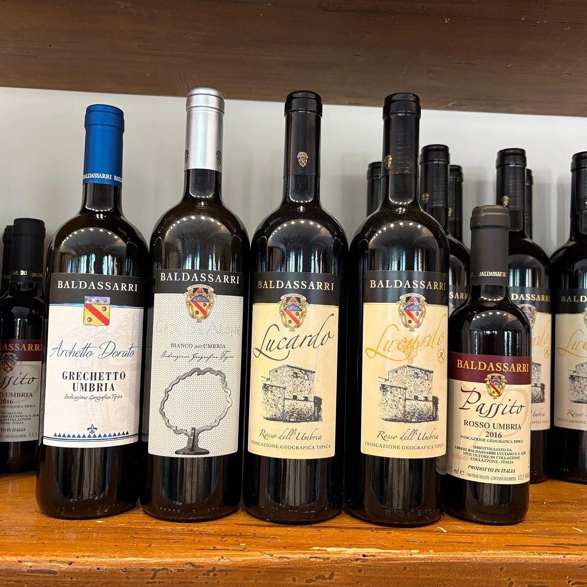 Scaffale con bottiglie della Cantina Baldassarri
