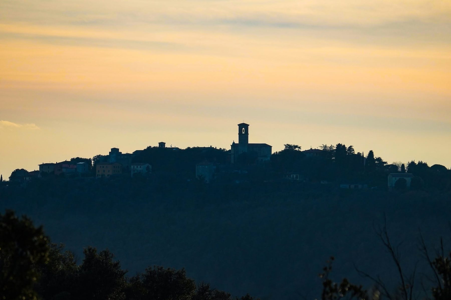 Il borgo di Gaglietole visto da lontano al tramonto