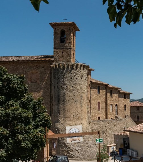 Il castello di Gaglietole con la torre campanaria in pietra