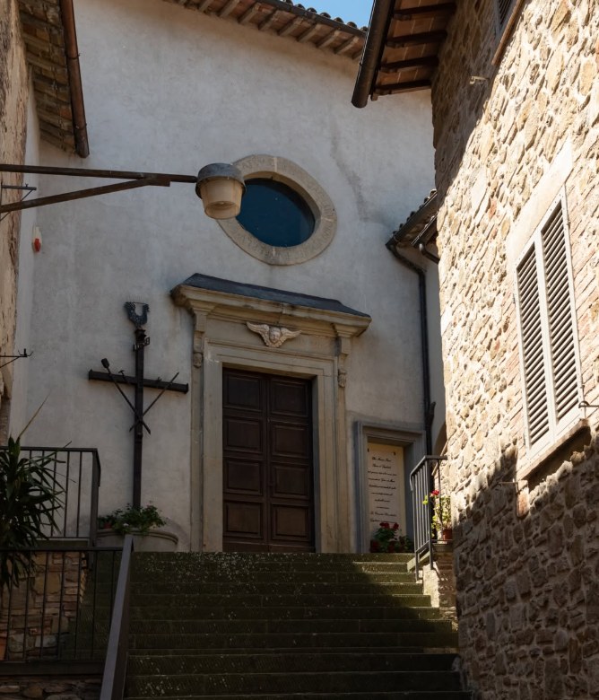 Facciata e ingresso della chiesa di San Cristoforo a Gaglietole