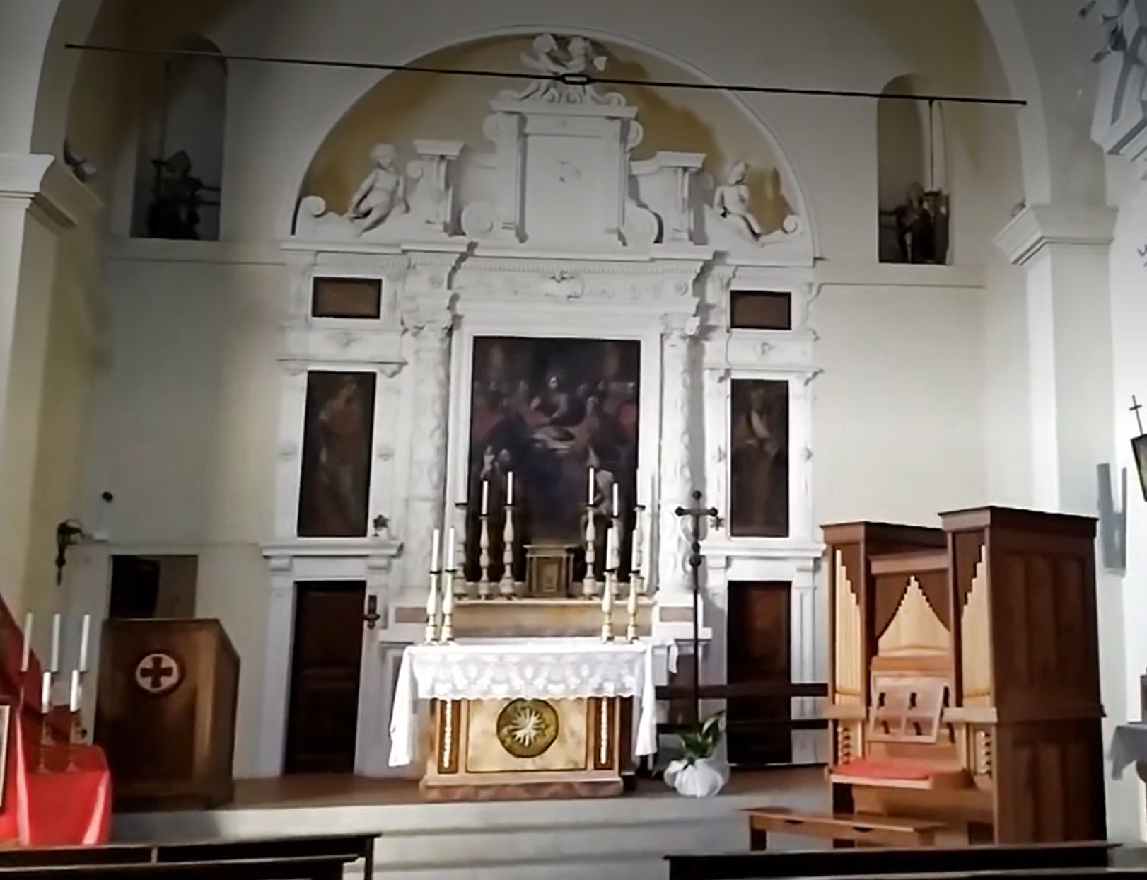 Interno della chiesa di San Cristoforo a Gaglietole con l'altare maggiore