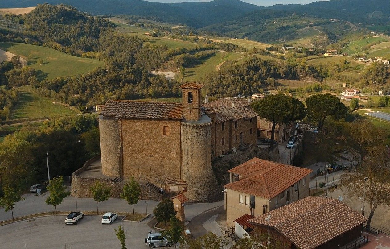 Il castello di Gaglietole visto dal drone, con il borgo e le colline umbre