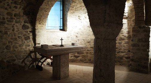 Cripta romanica del Monastero di San Lorenzo con altare in pietra