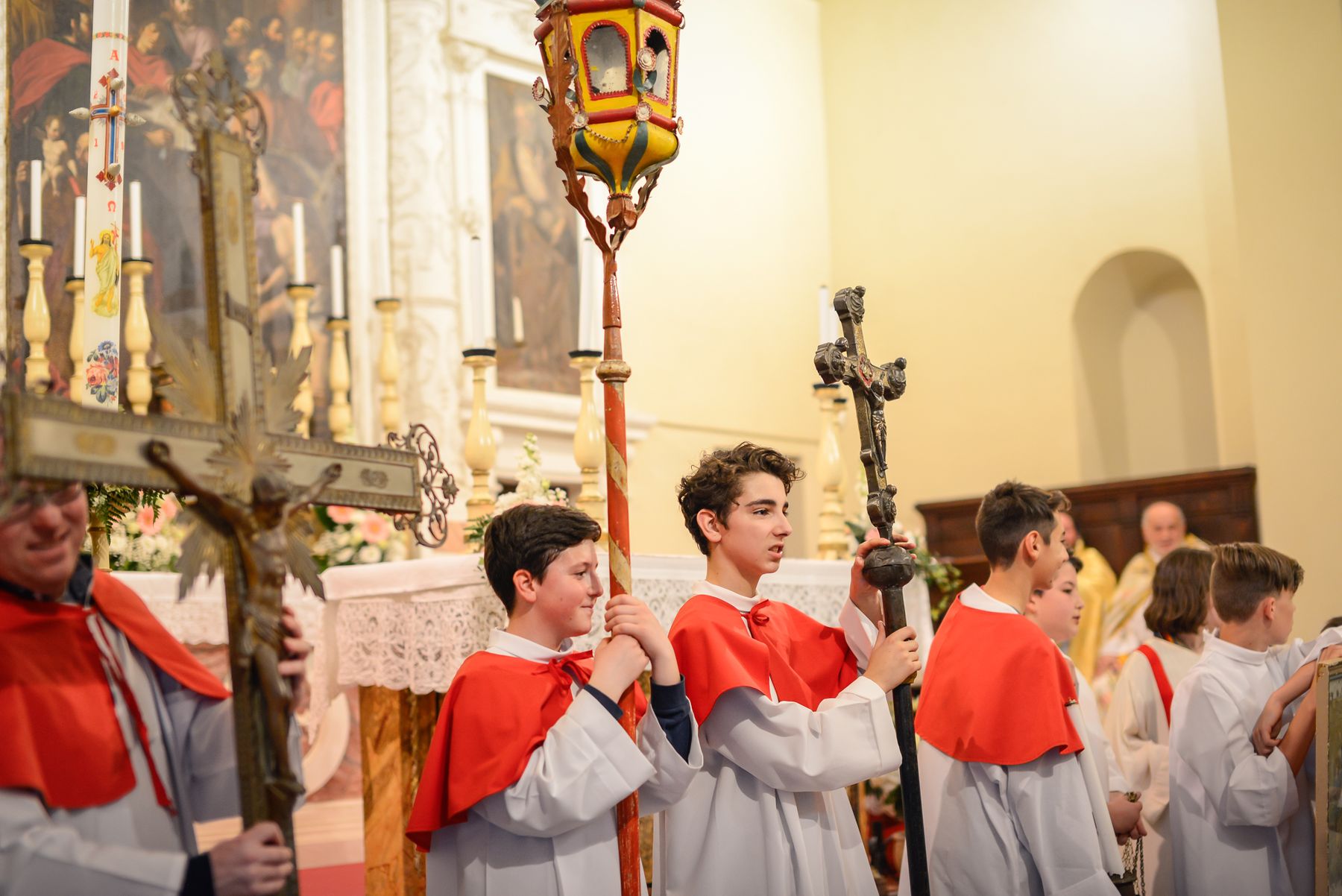 I chierichetti in chiesa durante la funzione religiosa