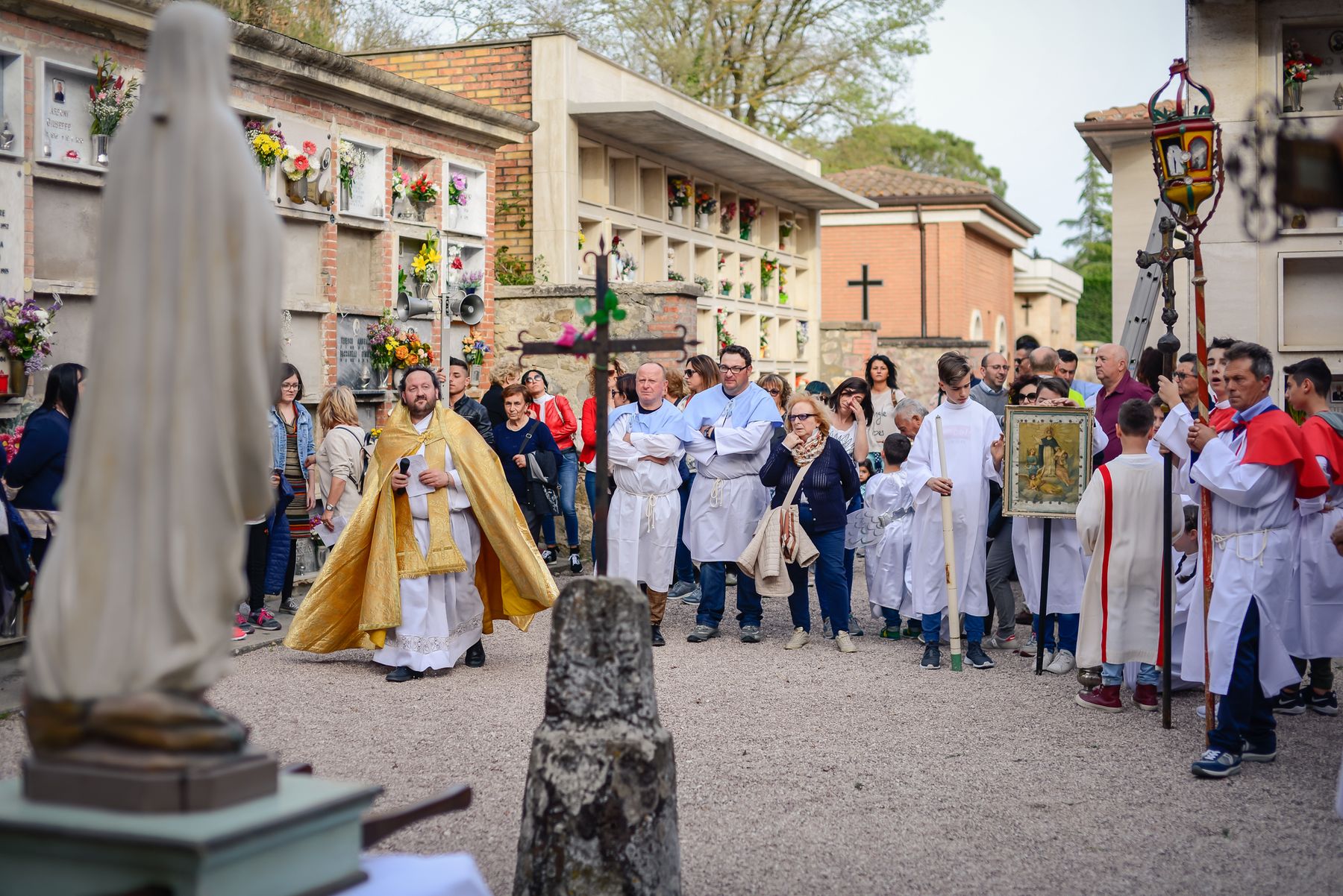 La processione si ferma al cimitero per la benedizione