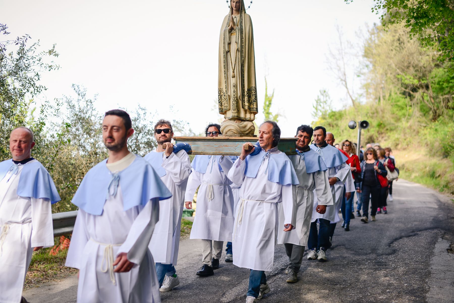 Portantini con la statua della Madonna di Fatima durante la processione