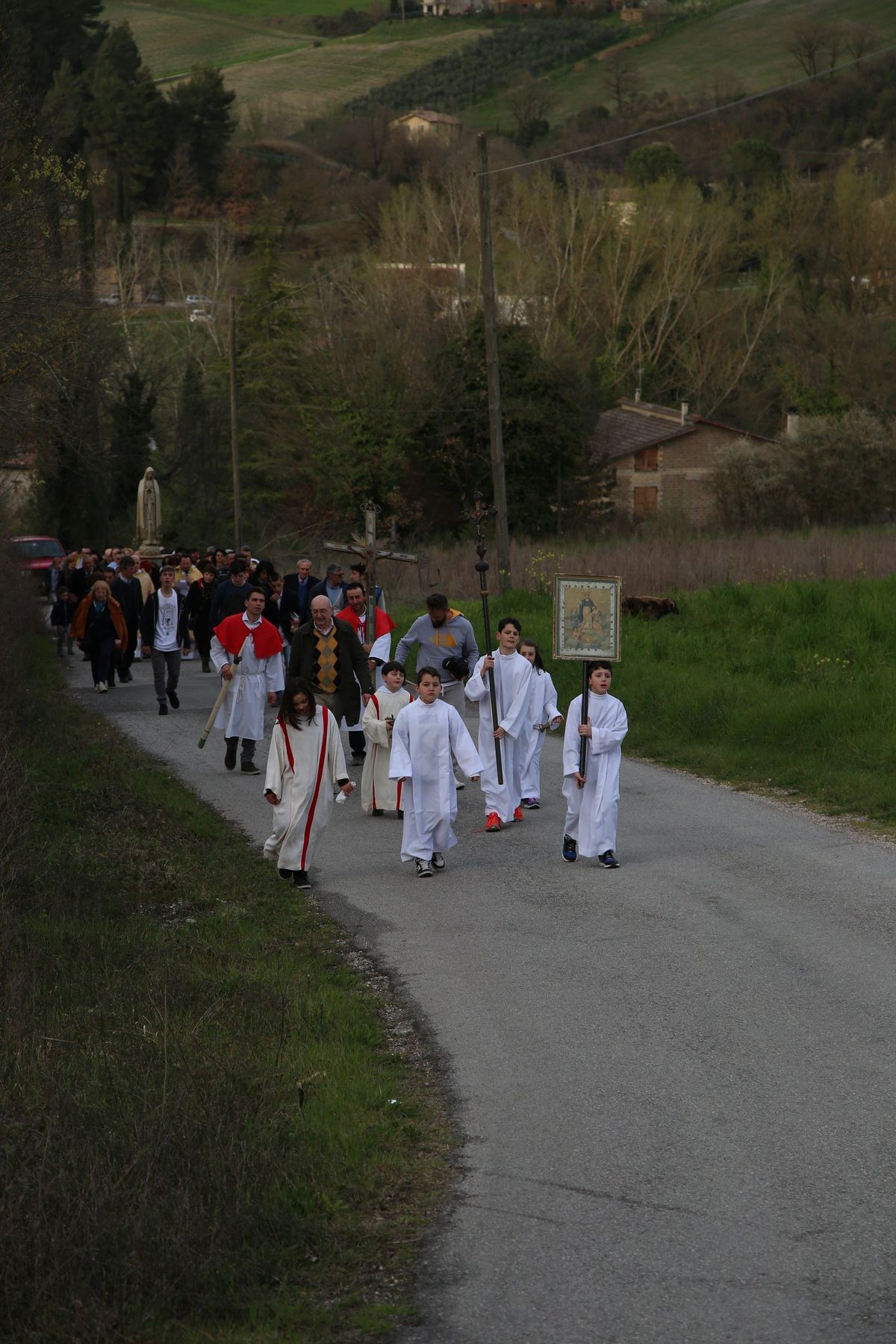 Processione pasquale con la statua della Madonna per le strade di Gaglietole
