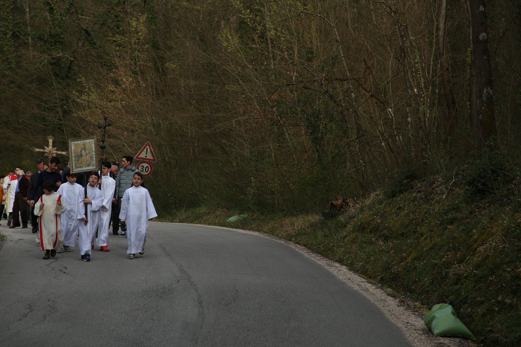 Corteo della processione con la croce lungo la strada di campagna