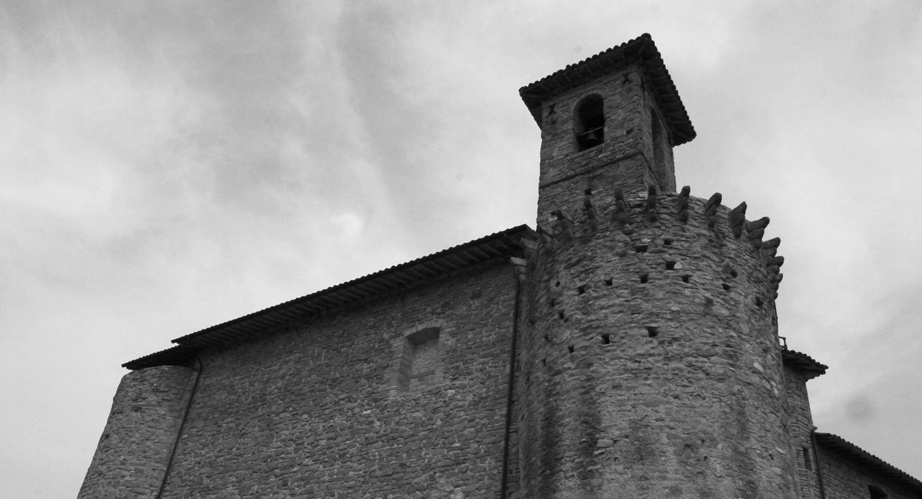 Torre e chiesa di Gaglietole in bianco e nero